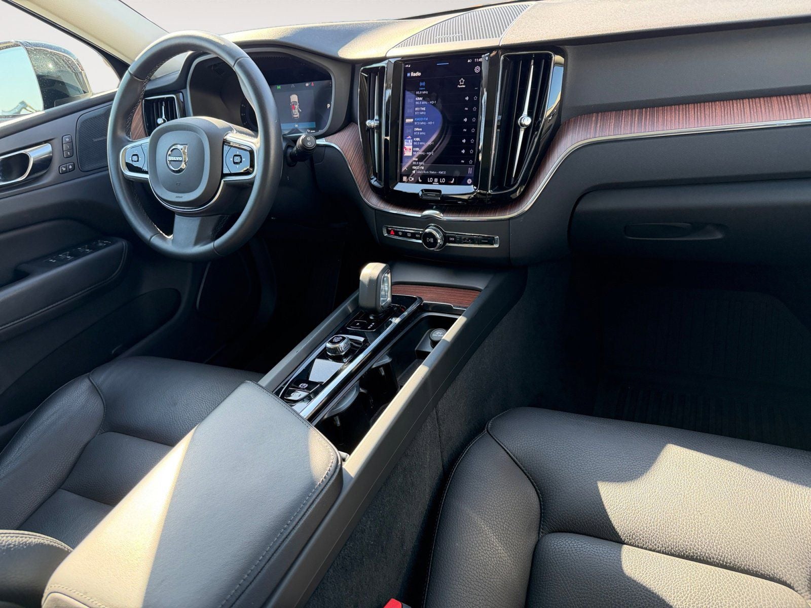 2023 Volvo XC60 B5 Plus Dark Theme