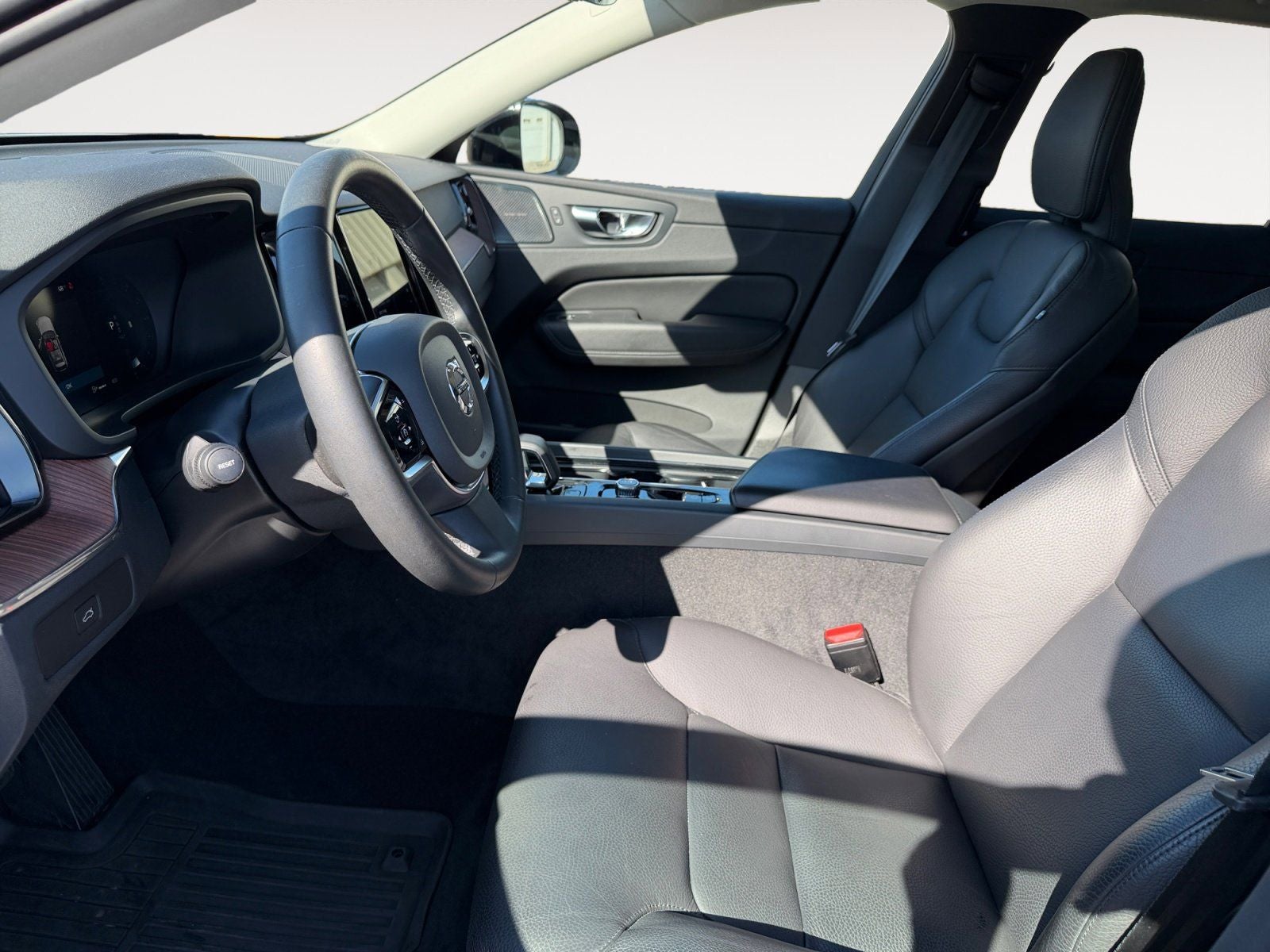 2023 Volvo XC60 B5 Plus Dark Theme