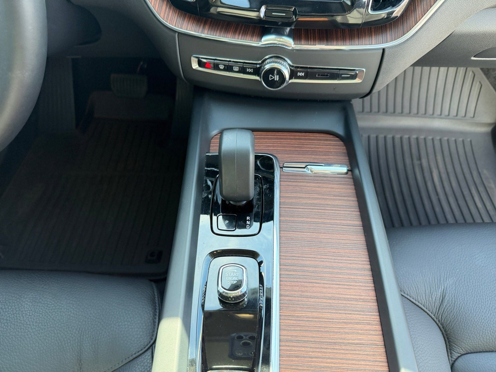 2024 Volvo XC60 B5 Plus Dark Theme