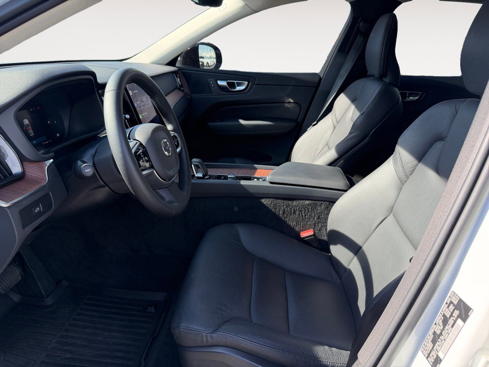 2024 Volvo XC60 B5 Plus Dark Theme