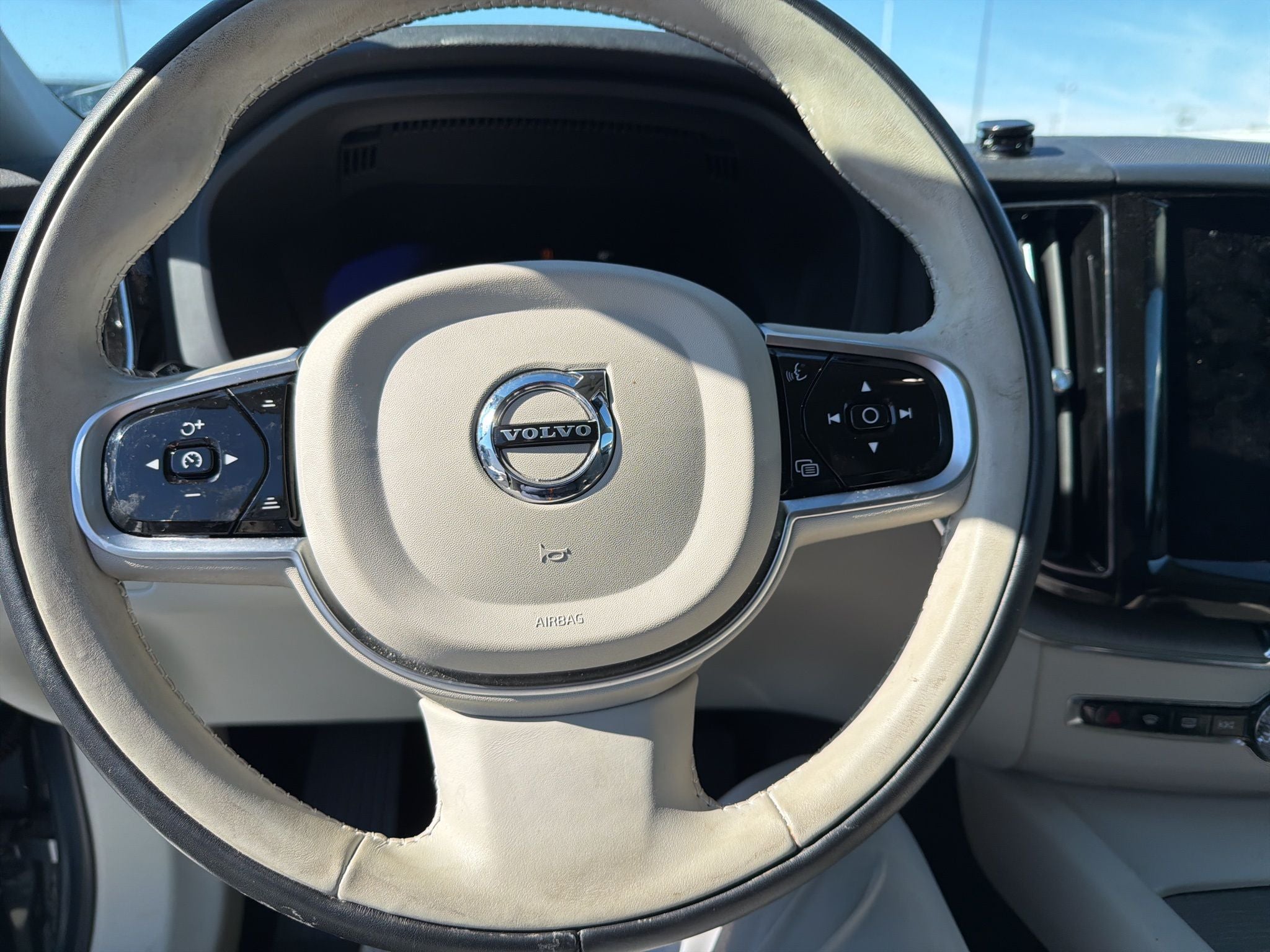 2023 Volvo XC60 B5 Plus Bright Theme