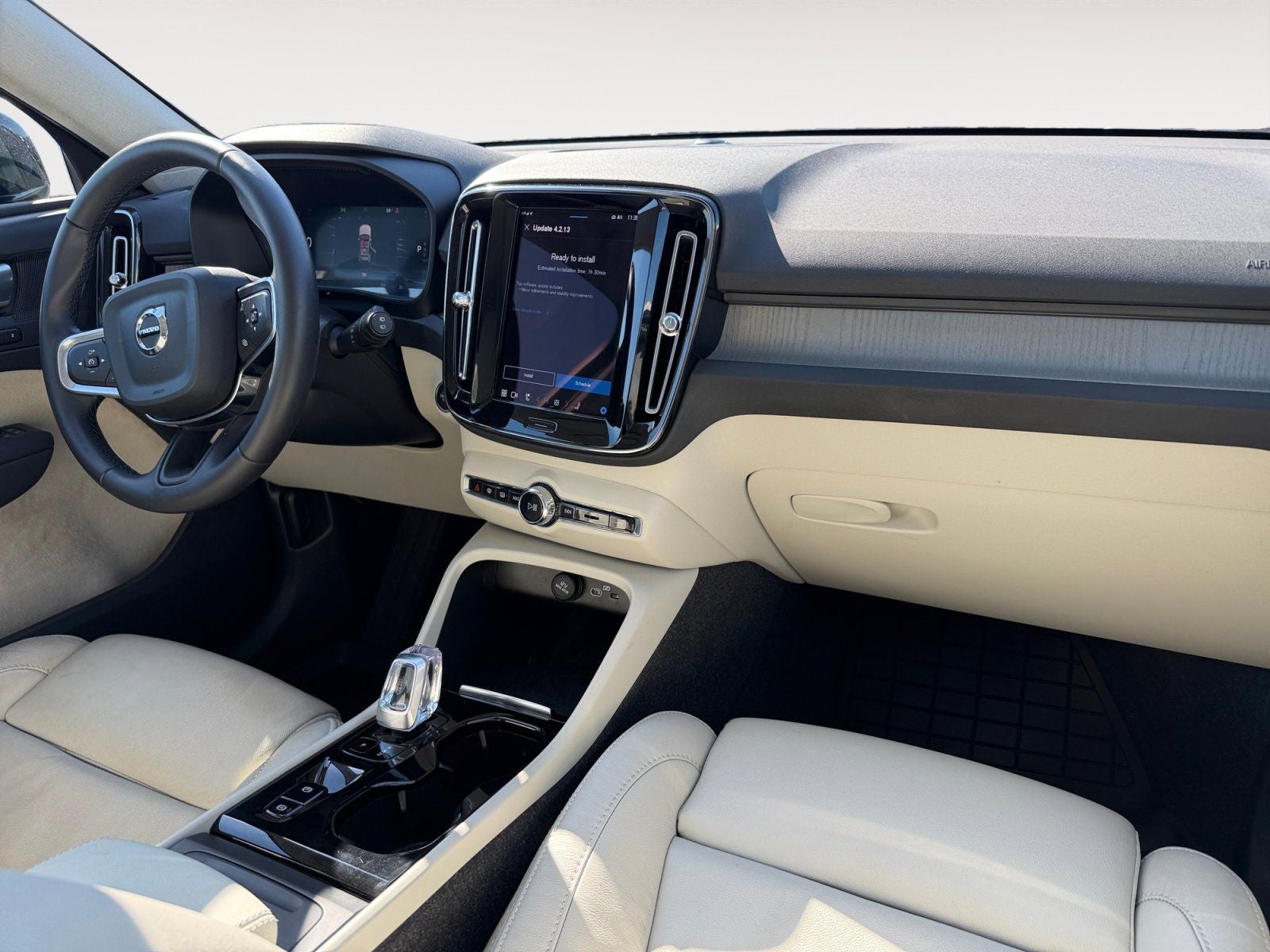 2023 Volvo XC40 B5 Plus Bright Theme