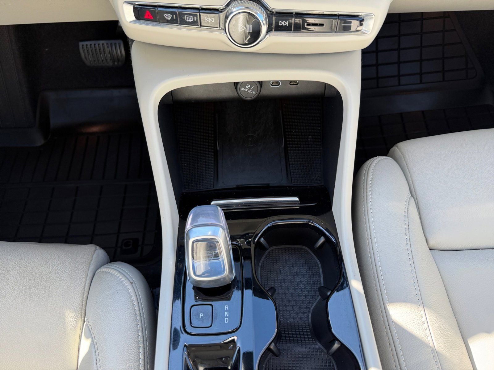 2023 Volvo XC40 B5 Plus Bright Theme