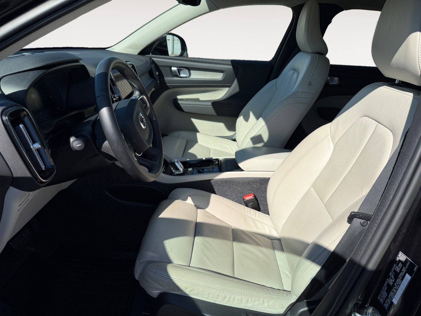 2023 Volvo XC40 B5 Plus Bright Theme