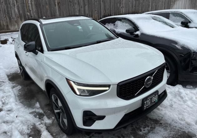 2023 Volvo XC40 B5 Plus Dark Theme