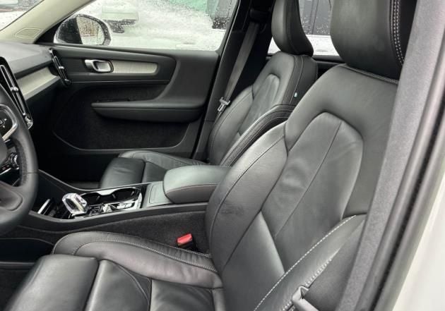 2023 Volvo XC40 B5 Plus Dark Theme