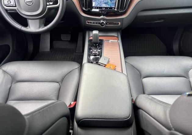 2023 Volvo XC60 B5 Plus Dark Theme