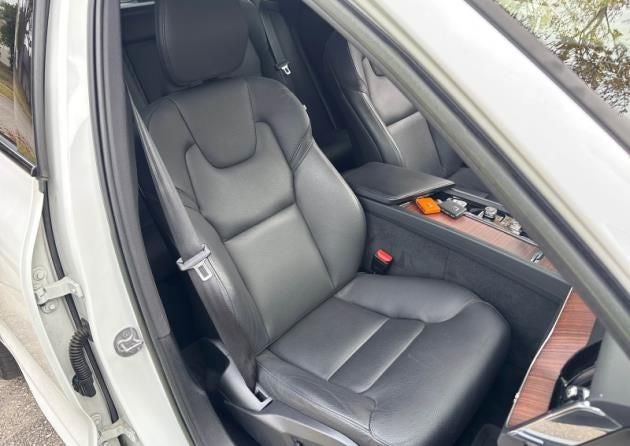 2023 Volvo XC60 B5 Plus Dark Theme